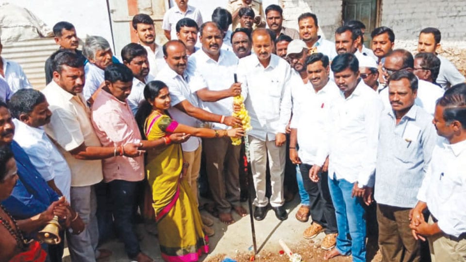 MP R. Dhruvanarayan lays foundation for PM Awas Yojana houses