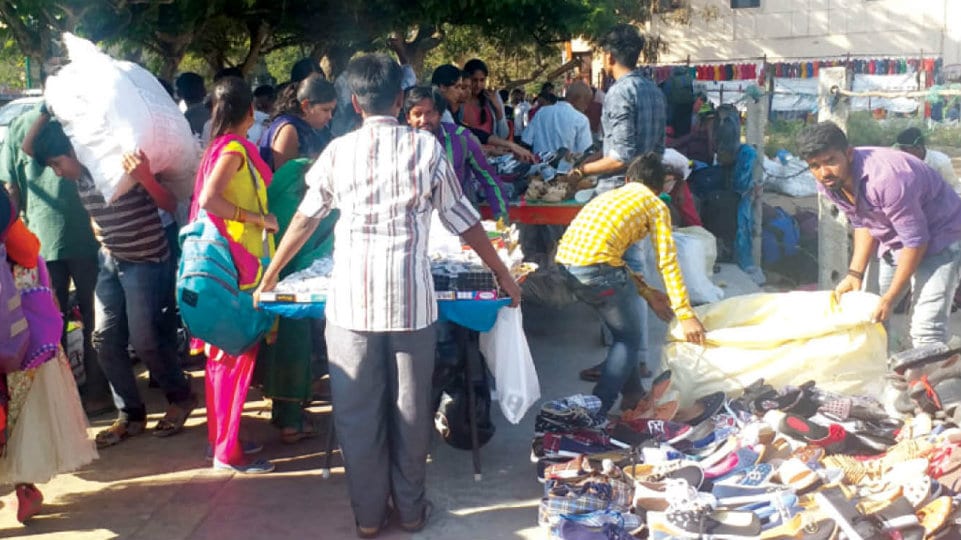 Footpath vendors evicted; return in just one hour !