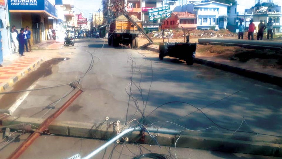 Tipper brings down electric poles on Akbar Road
