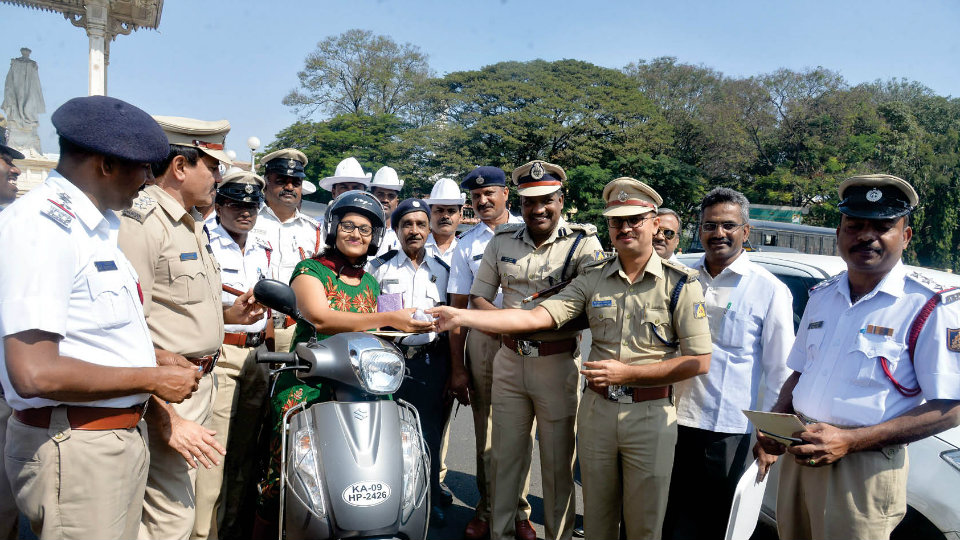 From Police with love: Ladoos, gifts to traffic rule followers