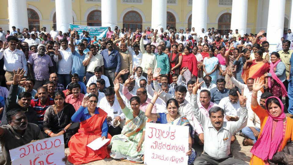 Mysore University employees demand UGC pay scale