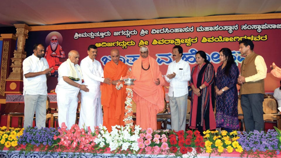 Adichunchanagiri Swamiji inaugurates Suttur Jathra