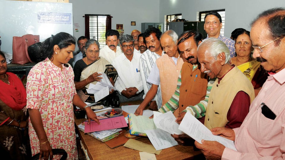 Kannada Vigilance Committee inspects Social Welfare office