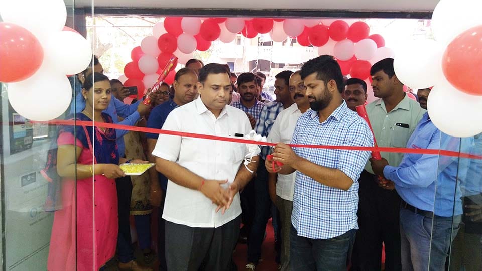 MP inaugurates three Shubham Electronic showrooms in city