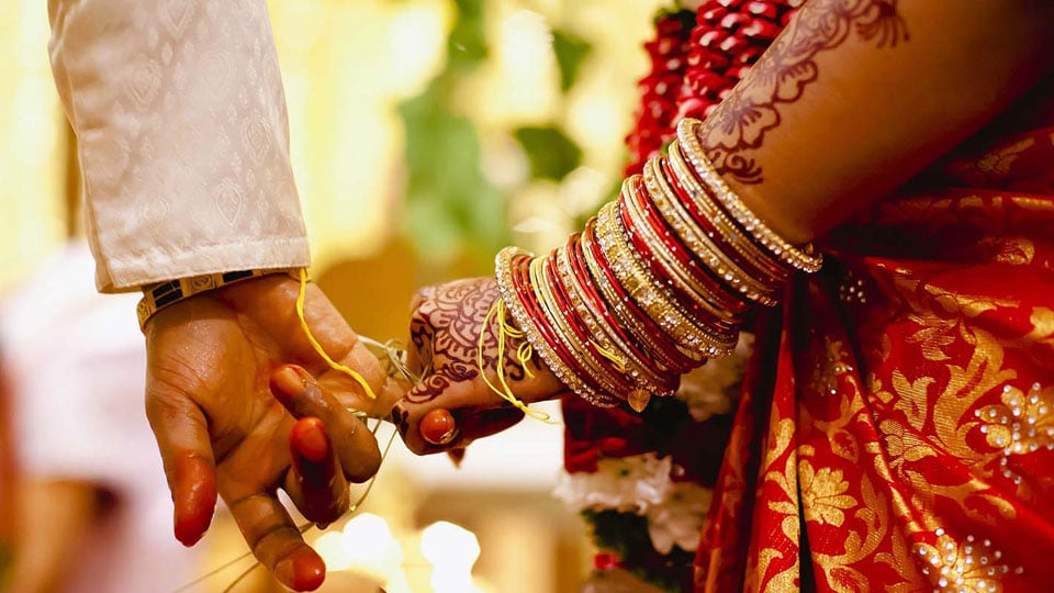 Newly-wed bride elopes with boyfriend with hubby’s gold