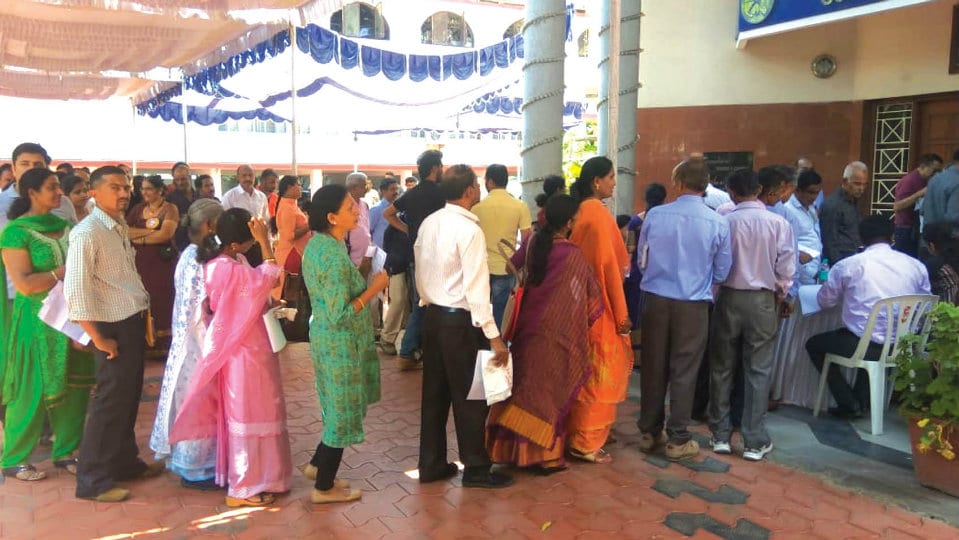 Bangalore Kodava Samaja distributes cheques to Kodagu flood victims