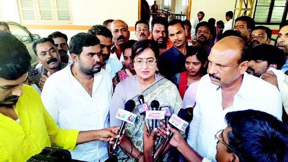 I will not resort to dirty politics: Sumalatha Ambarish