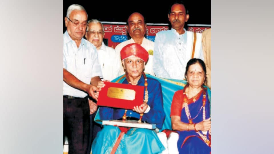 DVG Mukthaka Sahithya Award conferred, achievers feted; Book ‘Kaadupranigalu’ released