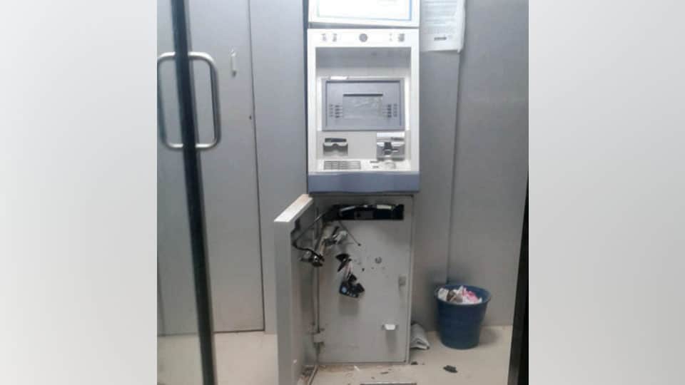 Miscreants loot cash from ATM