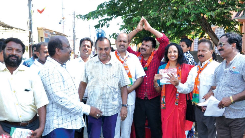 Television actress Yamuna Srinidhi canvasses for BJP in city