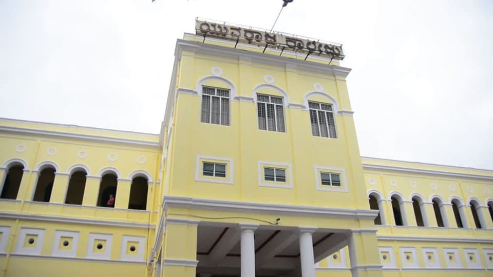 Yuvaraja College students accuse Mysore University of not issuing degree certificates