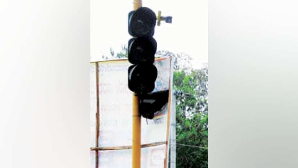 Defunct traffic signal lights repair works begin in Mysuru