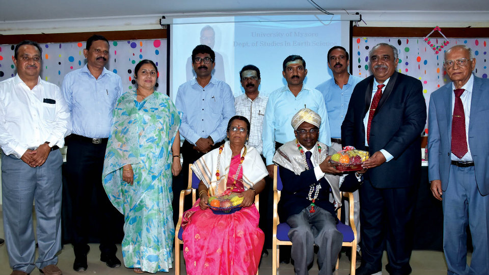 Earth Sciences Professor Balasubramanian felicitated on attaining superannuation
