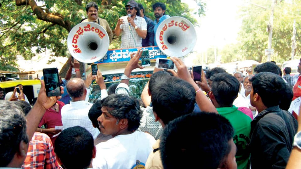 Upendra campaigns for Uttama Prajakeeya Party candidate