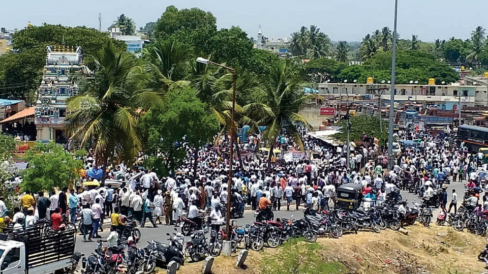 High-pitched campaigning in Mandya: HDK, Sumalatha hold mega rallies