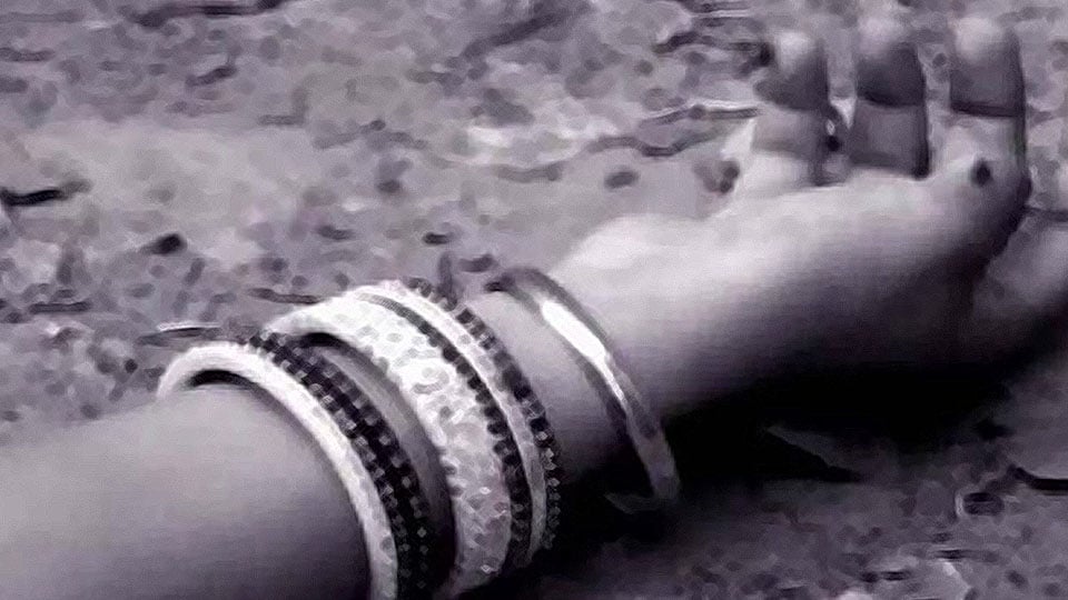 Suspected honour killing in Periyapatna: Man surrenders after strangulating daughter