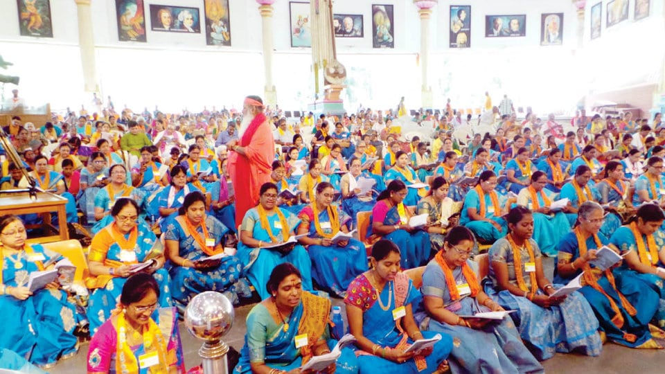 Hundreds of devotees chant ‘Bhagavad Gita’
