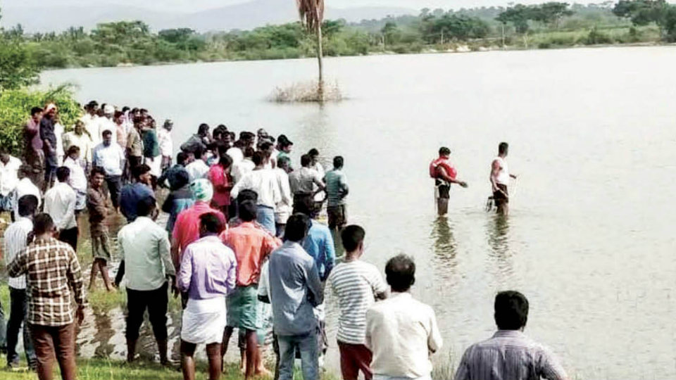 Three drown while swimming in lakes