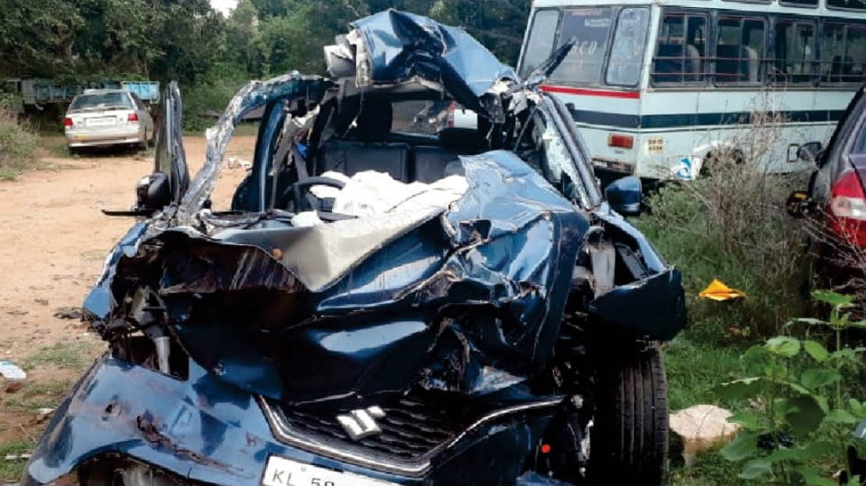 Couples killed as car rams into stationary lorry at Maddur