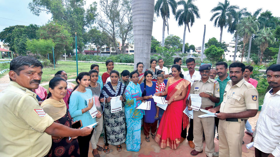 Corporator, Police conduct awareness on chain-snatching
