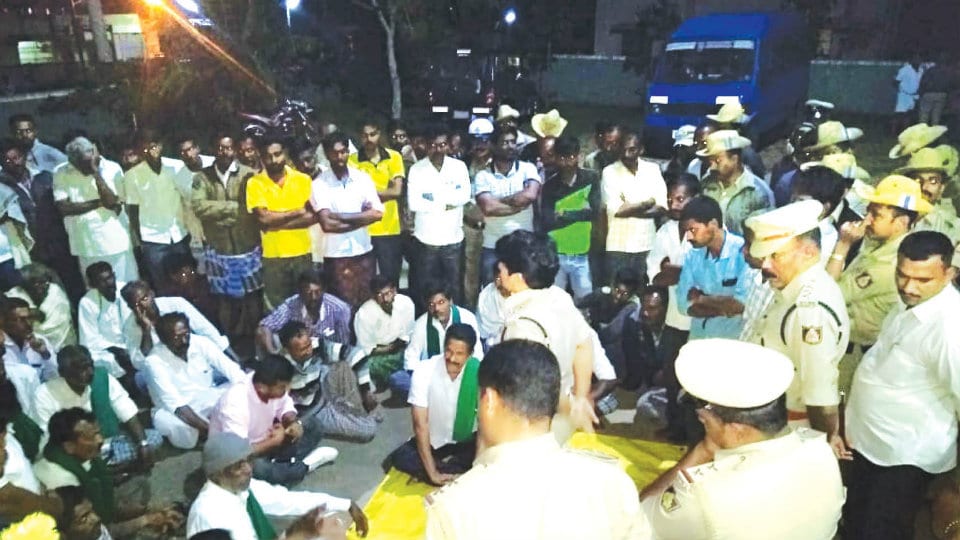 KRRS Vice-President’s arrest: Farmers lay siege to Periyapatna Police Station