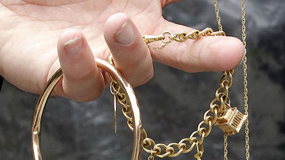 Woman suspects grandson’s friend of stealing gold chain