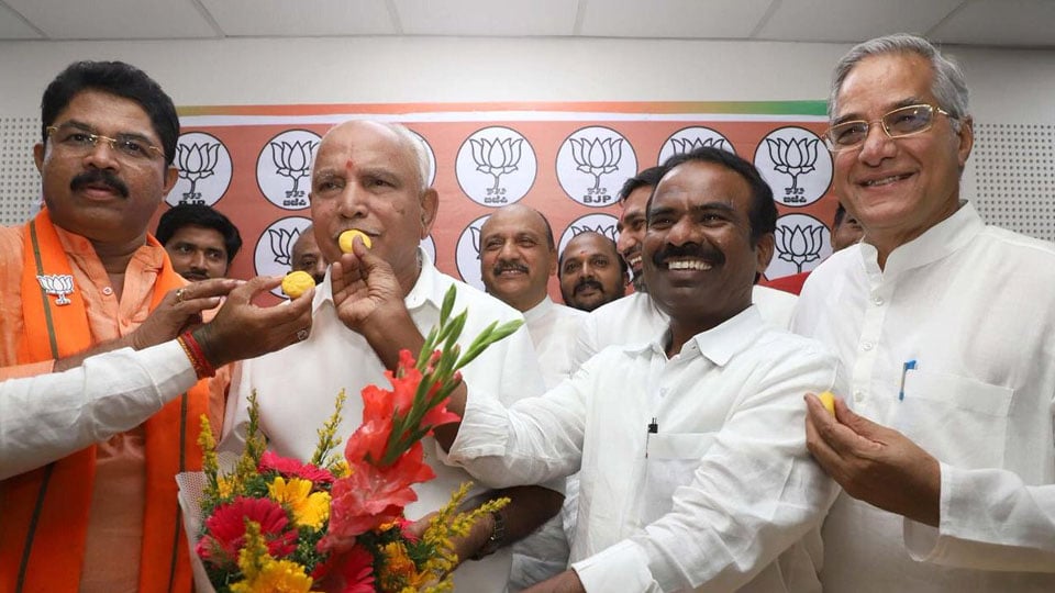 BJP takes big lead in Karnataka as Coalition stares at collapse