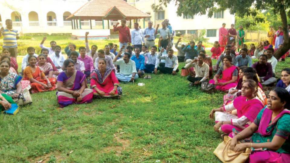 Kannada evaluators stage protest