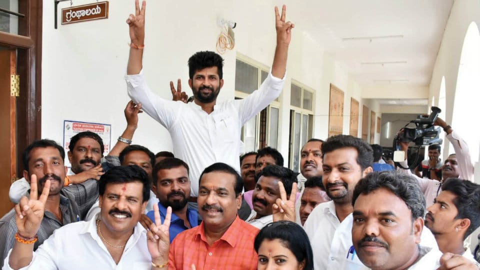Pratap Simha leads by over 1 lakh votes