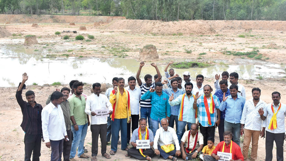 Vedike opposes indiscriminate de-silting of Tavarekatte pond