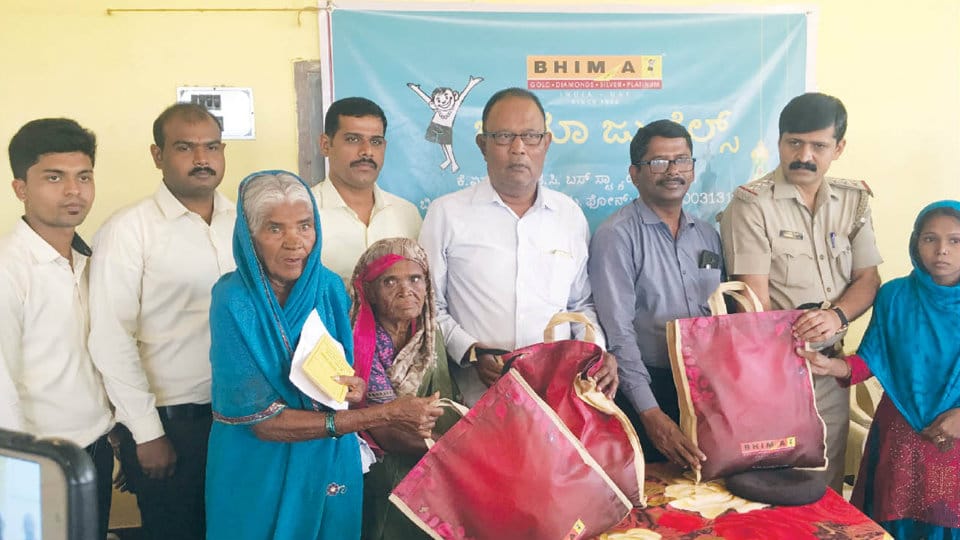 Bhima distributes Ramzan kits