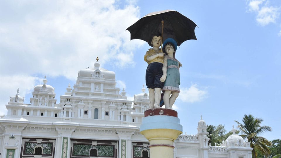 An unnoticed children’s statue at Jaganmohan Palace