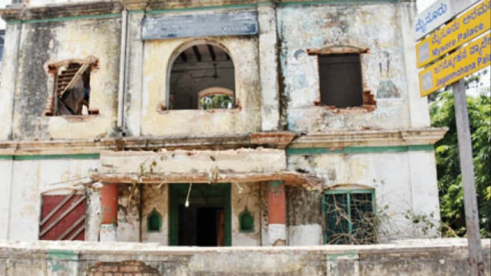 Heritage Committee inspects Nazarbad Kannada School building