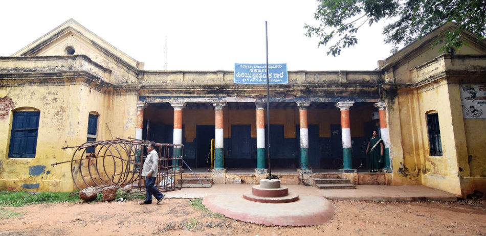 MLA visits dilapidated Govt. School in Tilak Nagar - Star of Mysore