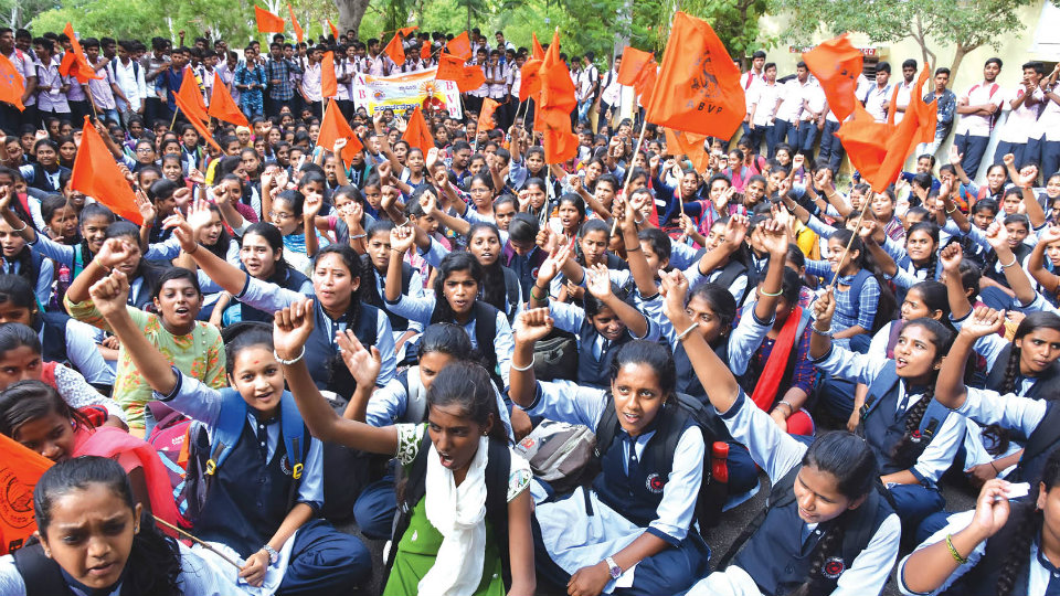 ABVP demands free bus passes for all poor students