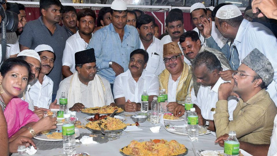 Siddharamaiah takes a break from politics; attends Iftaar party