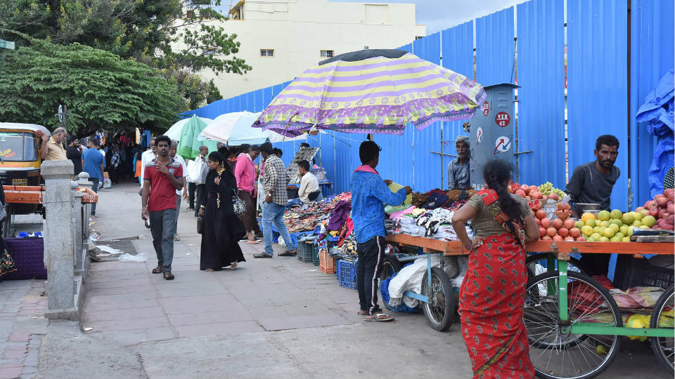 Evict street vendors from footpaths, demand Corporators