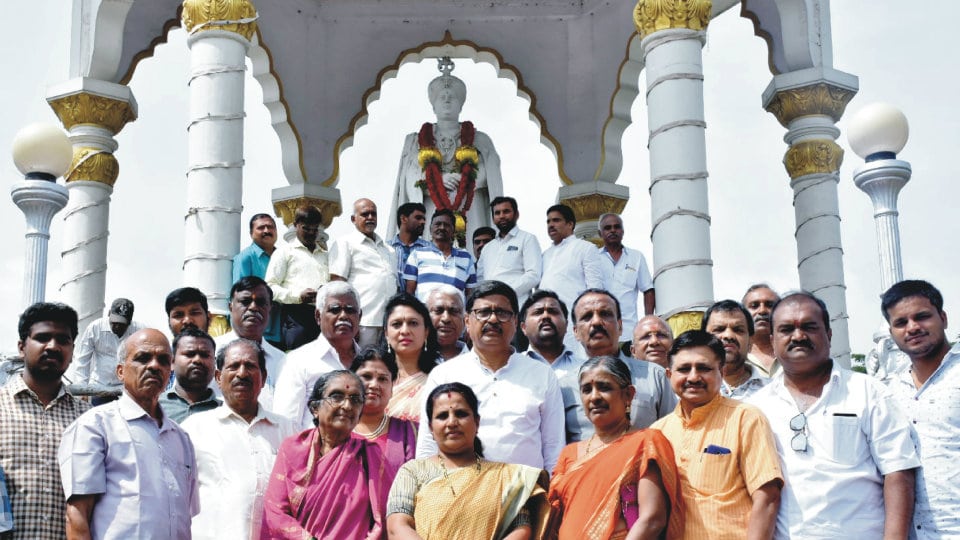 Ursu Mandali garlands statue of Jayachamaraja Wadiyar