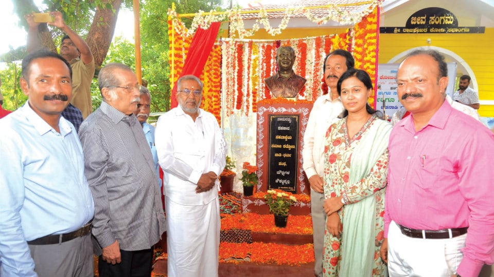 District Minister unveils bust of late Rajashekar Koti