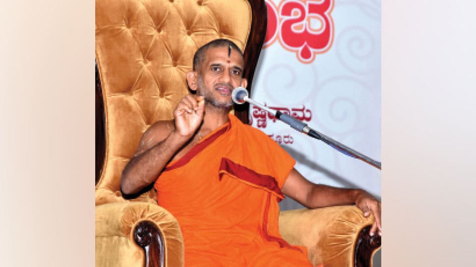 Chaturmasya: Pejawar Mutt Junior Pontiff delivers discourse on Lord Krishna