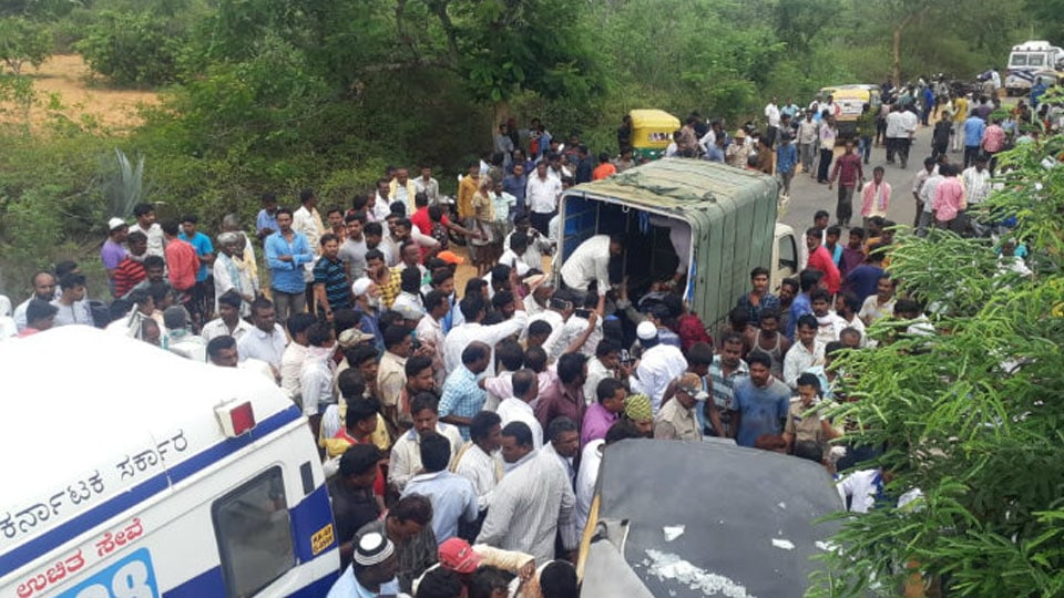 11 killed in ghastly road mishap in Kolar