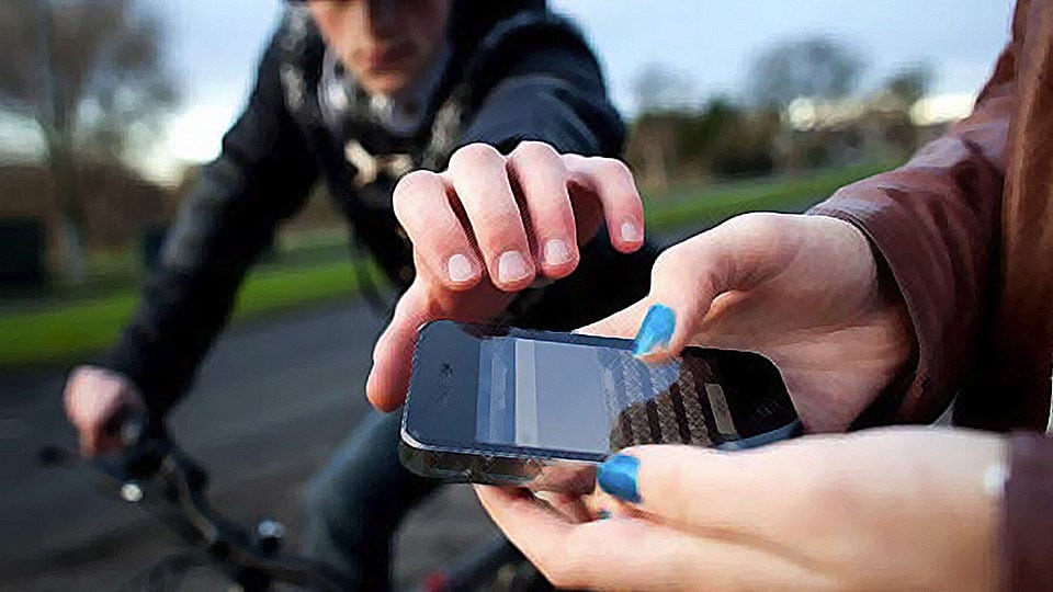 Mobile phones snatched in city
