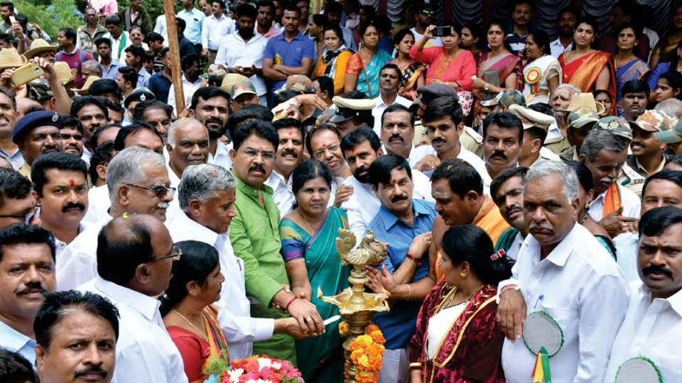 Amidst jostling crowd at Gajapayana… Sandesh Swamy pick-pocketed, loses Rs. 40,000& phone