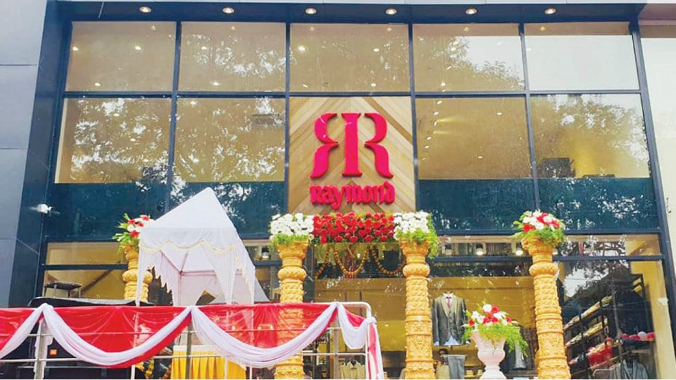 Exclusive Raymond store opens at V.V. Mohalla