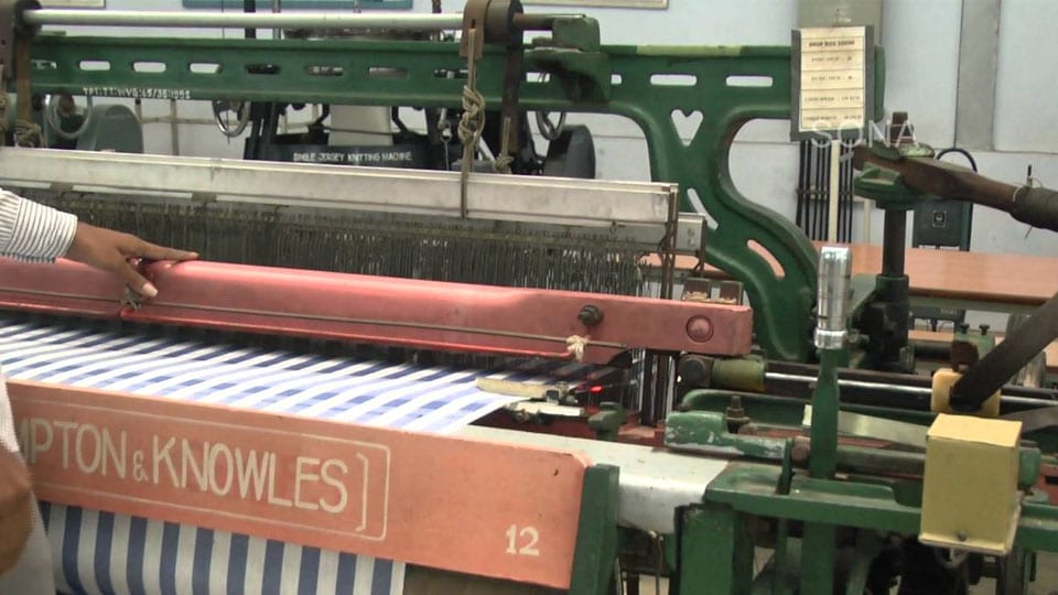 Aid to install acoustic equipment at power looms