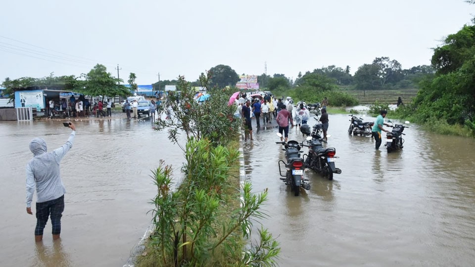 Mysuru-N’gud Highway Blocked