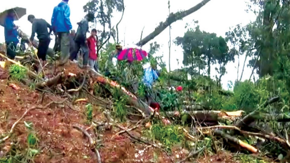 Mother fails to rescue daughter, both killed in landslide