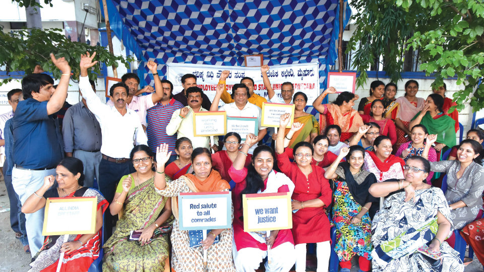 Bhavishya Nidhi employees stage protest