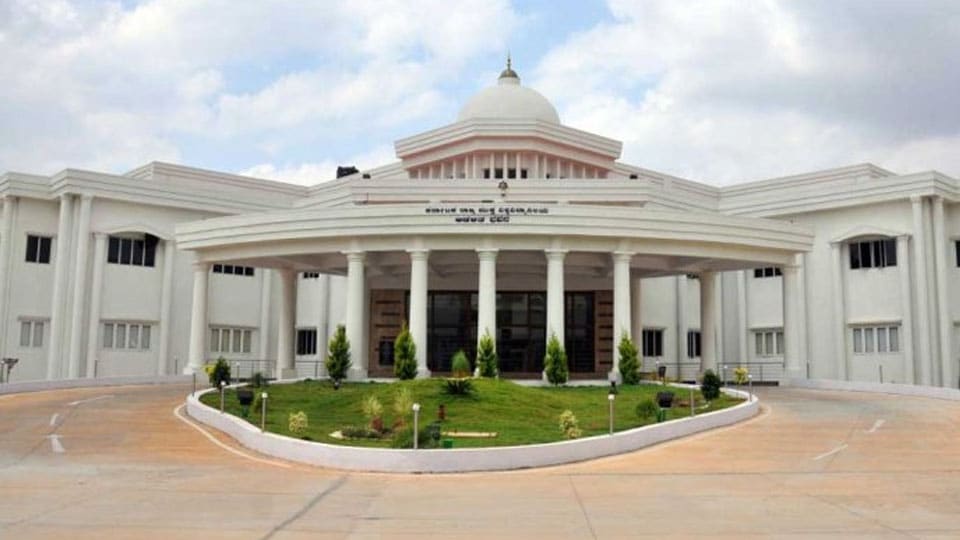 Retrenched SC/ST daily wagers of KSOU to stage indefinite stir