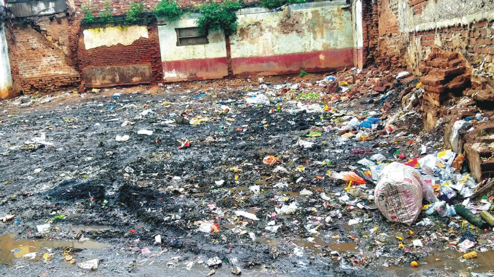 Vacant site behind Janata Bazaar turns into public urinal